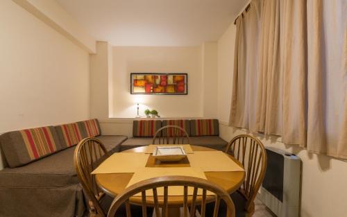 Room – Concord Rent Apart