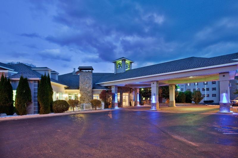 Photo – Holiday Inn Express Lake Front - St Ignace, an IHG Hotel