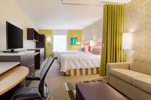 Foto de una habitación de Hotel Home2 Suites by Hilton Canton