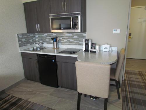 Foto de una habitación de Hotel Days Inn &amp;amp; Suites by Wyndham Airdrie