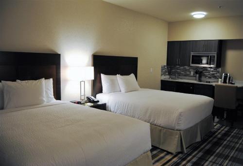 Foto de una habitación de Hotel Days Inn &amp;amp; Suites by Wyndham Airdrie