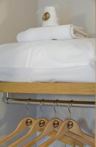 Foto de una habitación de B&amp;amp;B Hotel Morlaix