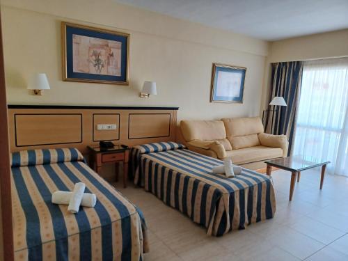 Foto de una habitación de Alquileres Vacacionales Primera línea de playa y vista al mar en Pyr Fuengirola Estudio