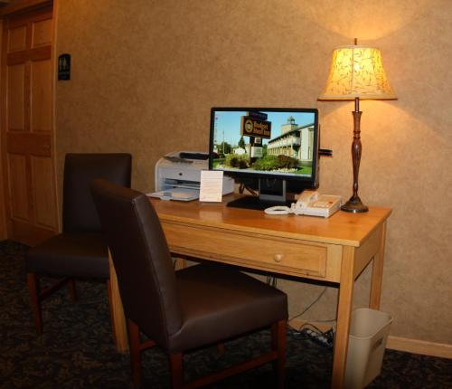 Photo – Motel Budget Host Inn &amp;amp; Suites