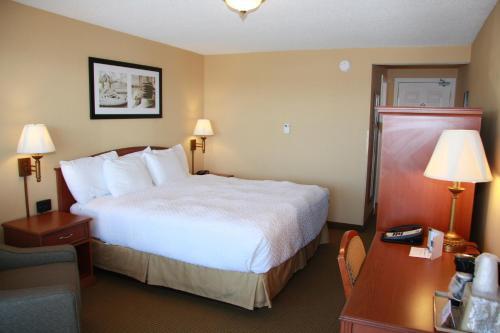 Room – Motel Budget Host Inn &amp;amp; Suites