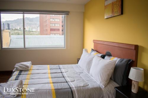 Foto de una habitación de Hotel Luxstone Executive &amp;amp; Suites