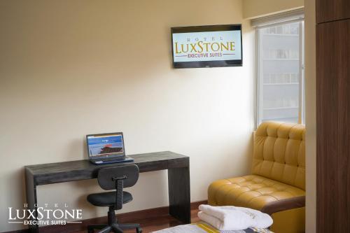 Foto de una habitación de Hotel Luxstone Executive &amp;amp; Suites