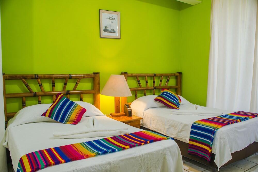 Foto de una habitación de Banana Palms Hotel