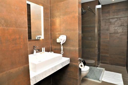 Foto del baño de Dominium Hotel