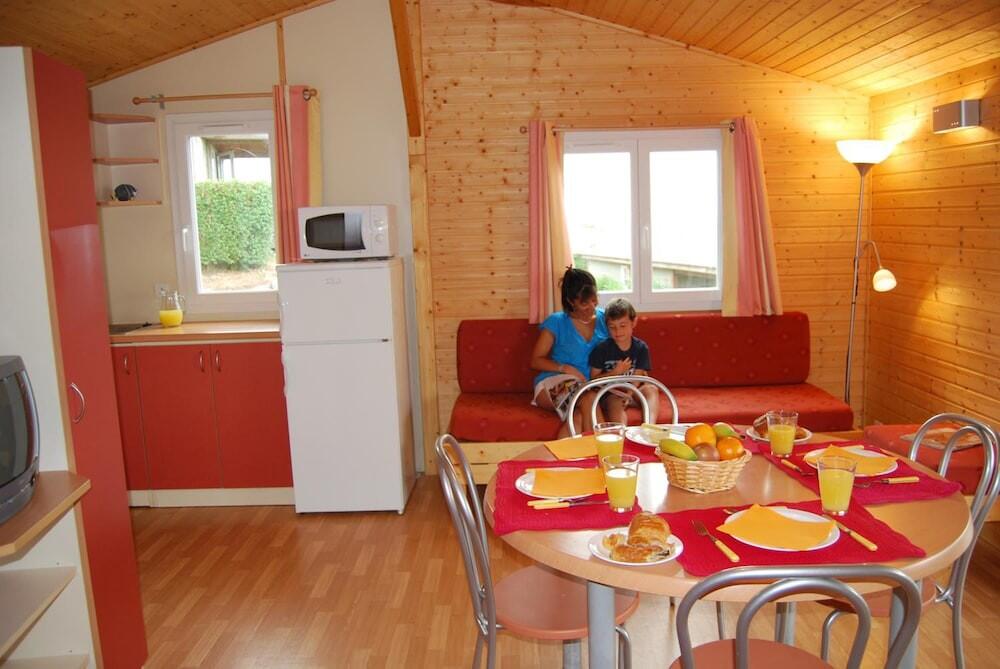 Foto de una habitación de Lagrange Grand Bleu Vacances – Résidence Les Pescalunes