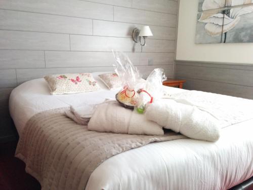 Foto de una habitación de Logis Hotel-Restaurant Spa Le Lac