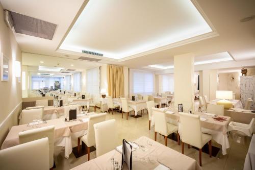 Foto de restauración de International Beach Hotel