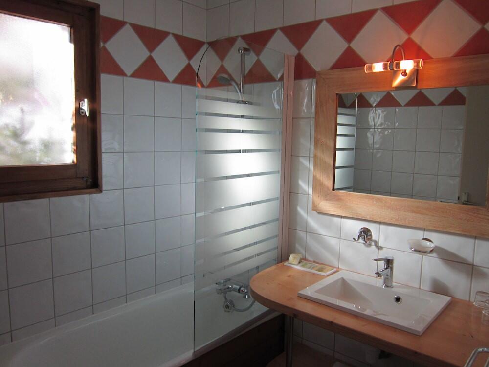 Foto del baño de Logis Hotel Gai Soleil