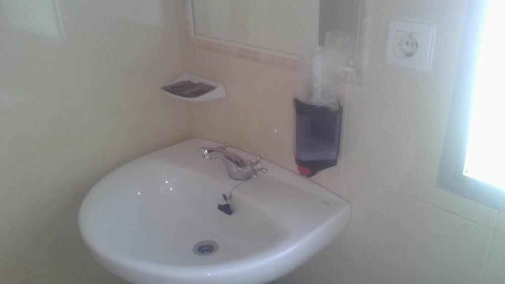 Bathroom – Hostal Cabrera