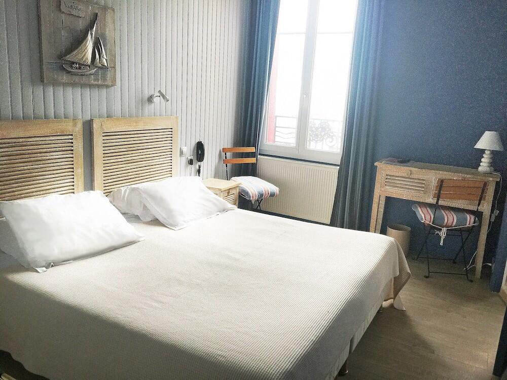 Foto de una habitación de Hotel The Originals Le Tréport La Villa Marine