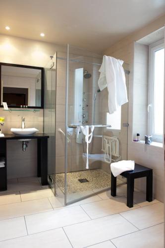 Foto del baño de Hotel &amp;amp; Résidence Les Vallées Labellemontagne