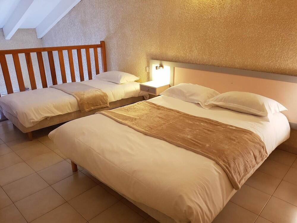 Foto de una habitación de Hotel &amp;amp; Restaurant le Saint Jean
