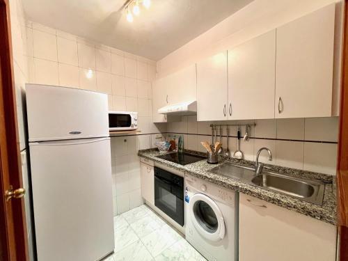 Foto de una habitación de Alquileres Vacacionales Mediterraneo 43 - Aloturin Benidorm