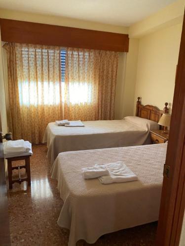 Foto de una habitación de Apartamentos Florazar II Ajhory