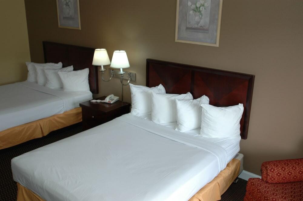 Foto de una habitación de Motel Ambassadors Inn &amp;amp; Suites