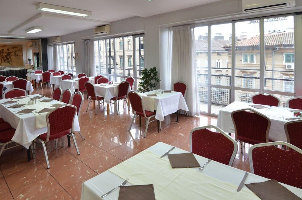 Foto de restauración de Hotel Neboder