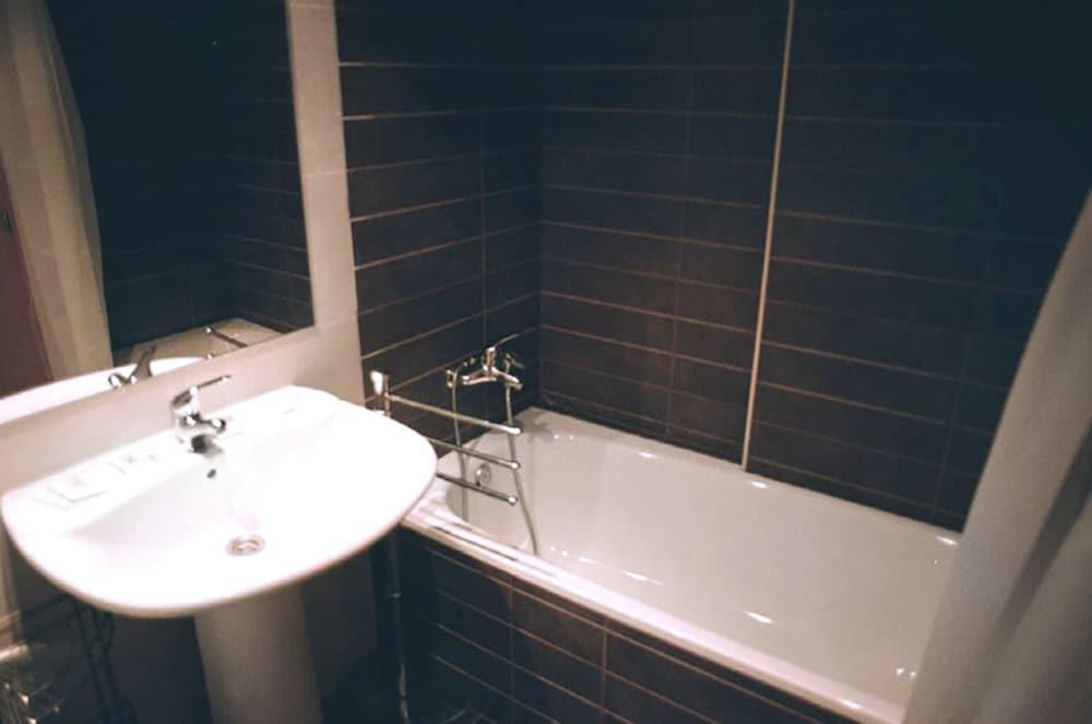 Foto del baño de Apartamentos Auhabitat Zaragoza, edificio de apartamentos turísticos con facilidad de parking