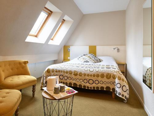 Foto de una habitación de Hôtel REVOTEL Nancy Centre Gare - &amp;quot;Plateaux repas disponibles uniquement sur réservation auprès de l&amp;#039;hôtel&amp;quot;