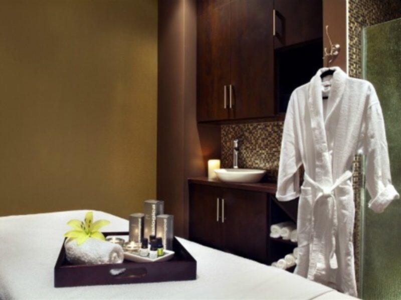 Foto general de Four Points by Sheraton Hotel &amp;amp; Suites Calgary West