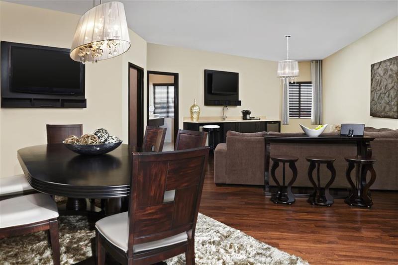 Foto de las zonas nobles de Four Points by Sheraton Hotel &amp;amp; Suites Calgary West