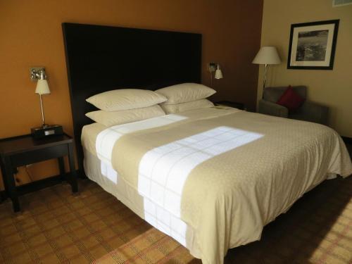 Foto de una habitación de Four Points by Sheraton Hotel &amp;amp; Suites Calgary West