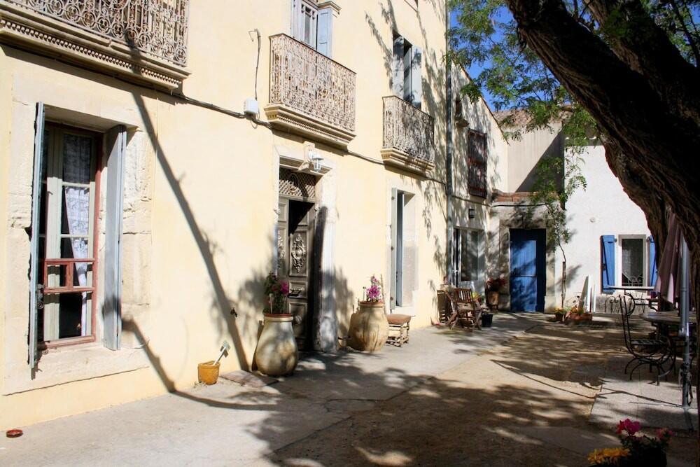 Foto de una habitación de Mas de Bellegou Bed and Breakfast