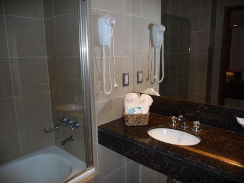Foto del baño de Altos de Guemes Hotel