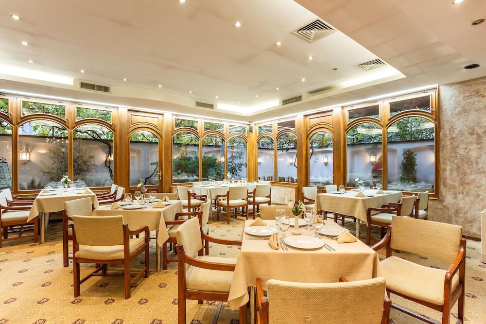 Foto de restauración de Geneva Hotel