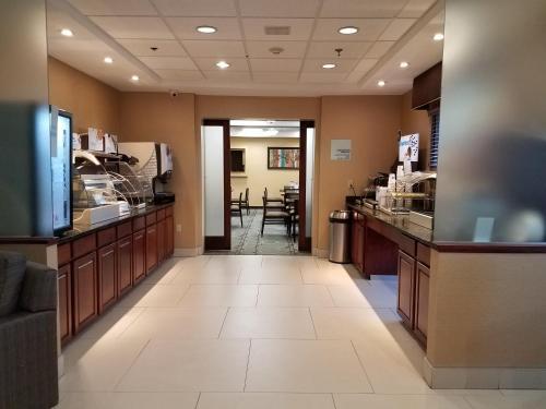 Foto de restauración de Holiday Inn Express Hotel &amp;amp; Suites West Chester, an IHG Hotel