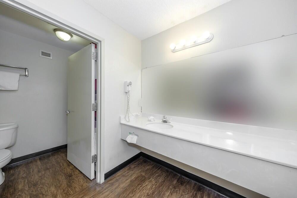 Foto del baño de Hotel Red Roof Inn &amp;amp; Suites Savannah Airport