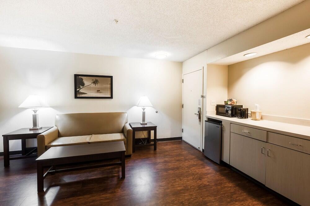Foto de una habitación de Hotel Red Roof Inn &amp;amp; Suites Savannah Airport