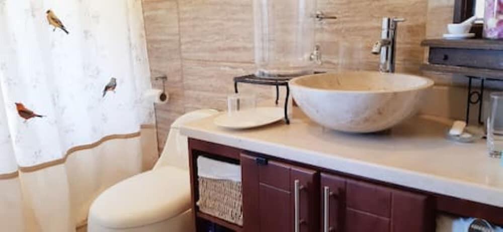 Foto del baño de Casa Buen Aventura, Panajachel, Solola, Guatemala - casa de campo familiar