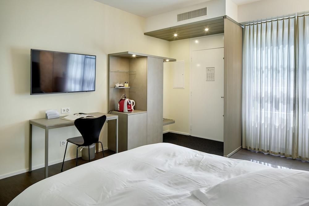 Foto de una habitación de Hotel du Commerce