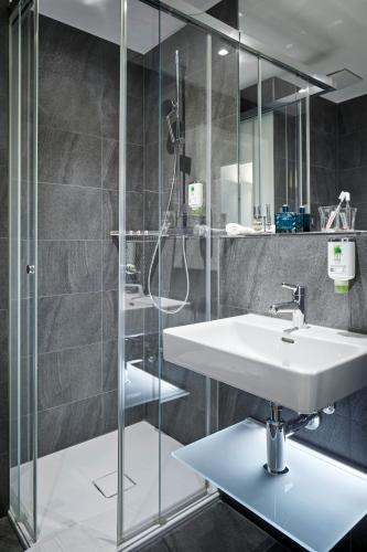 Foto del baño de Hotel du Commerce