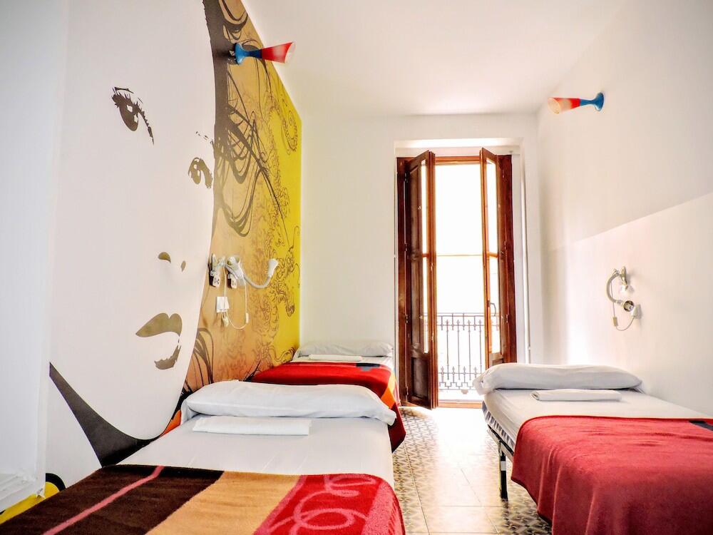 Foto de una habitación de Home Youth Hostel by Feetup Hostels