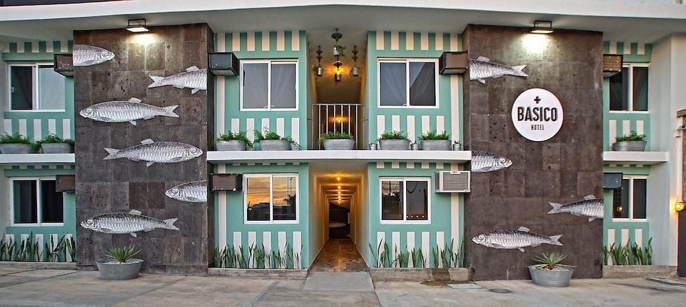 Foto del exterior de Mas Basico Hotel