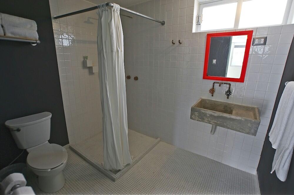Foto del baño de Mas Basico Hotel