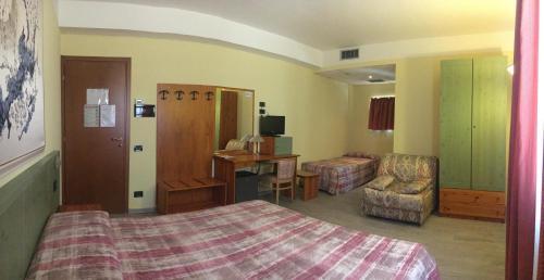 Foto de una habitación de Hotel Alpi Del Mare