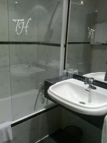 Foto del baño de Hotel Aeropuerto Ifema Madrid Torre Hogar Premium