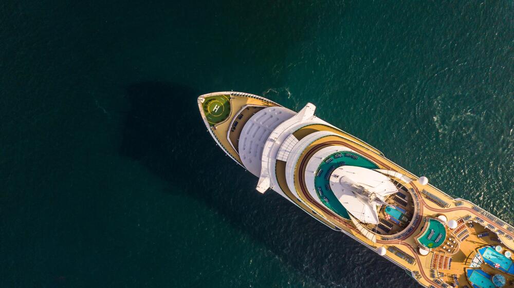 Crucero navegando por el mar